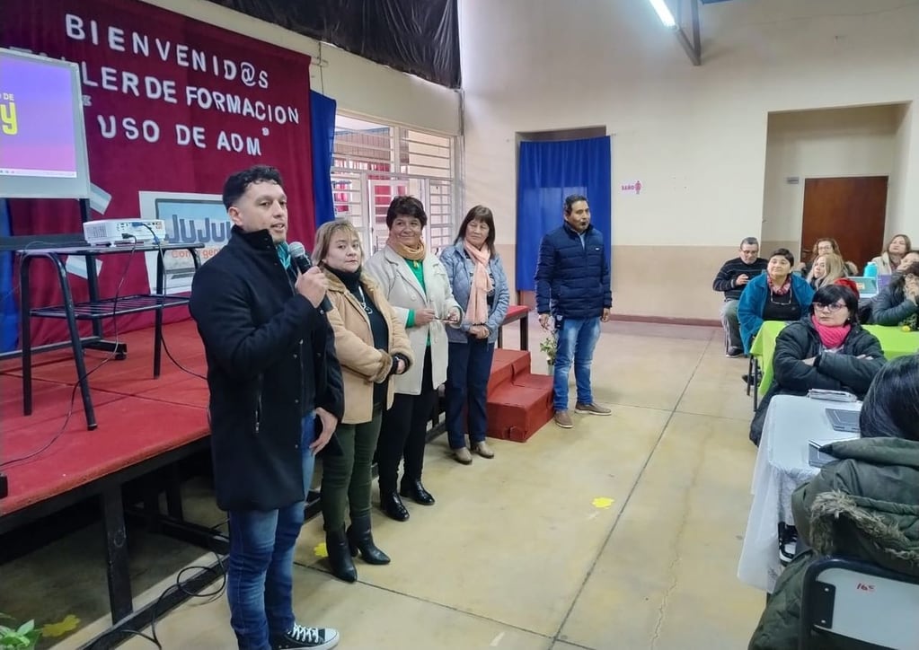 Pablo Almirón, director de Innovación Educativa del Ministerio de Educación de Jujuy, abrió la jornada de capacitación junto a las supervisoras Leticia Ibáñez, Teresa Bazán y Soledad Ruiz.