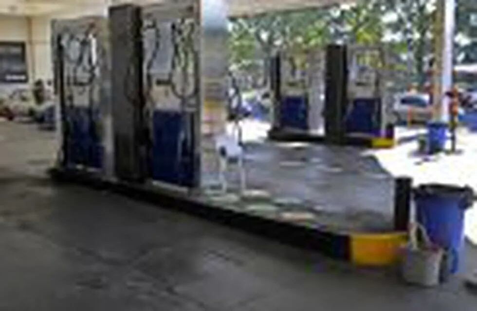 Camioneros paran los choferes del transporte de combustible falta de combustibles por la falta de distribucion Por el paro de camioneros anuncio de posible desabastecimiento rnDYN08, BUENOS AIRES 10/06/2016, FALTANTE DE NAFTA Y GASOIL EN ALGUNAS ESTACIONES DE SERVICIO A RAIZ DEL PARO DEL SINDICATO DE CAMIONEROS EN LA RAMA QUE TRANSPORTA COMBUSTIBLE QUE COMENZu00d3 AYER POR 48 .FOTO:DYN/PABLO AHARONIAN. buenos aires  paro huelga de camioneros escasez de combustible por la falta de distribucion estaciones de servicio vacias