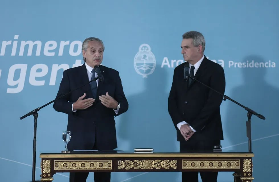 El presidente Alberto Fernández tomó juramento a Agustín Rossi. Foto: Federico López Claro