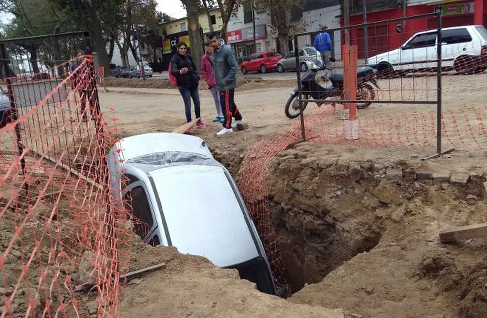 Auto cayó a un pozo en la zona sur de Rosario.