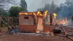 Un incendio consumió completamente una vivienda en Panambí