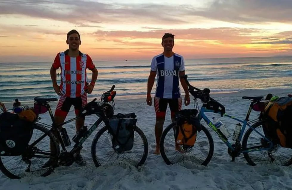 Cordobeses viajaron en bicicleta a la Copa América de Brasil.