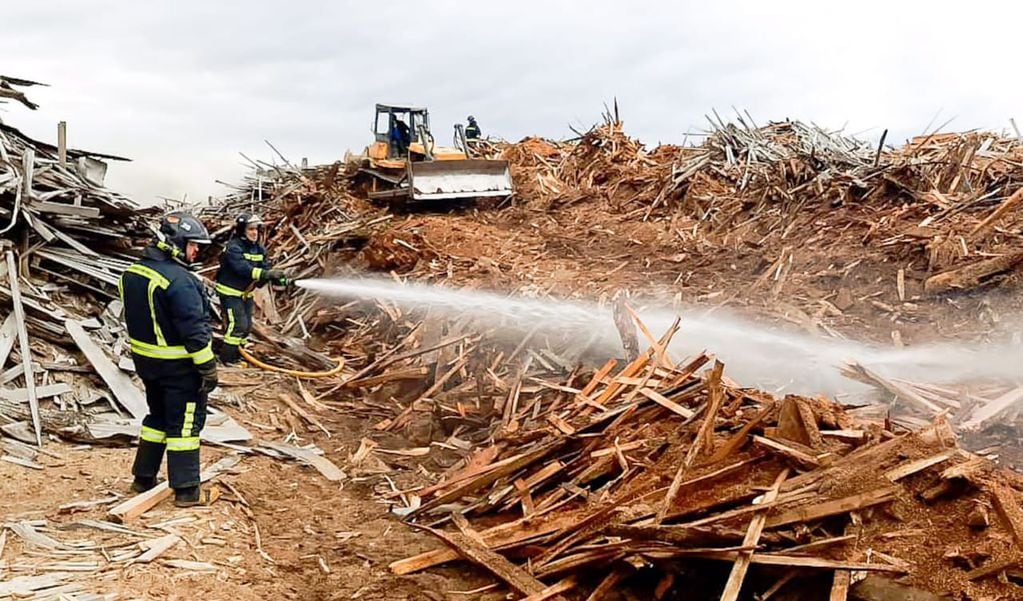 Se continúa trabajando para extinguir el incendio en el Aserradero “El Litoral”