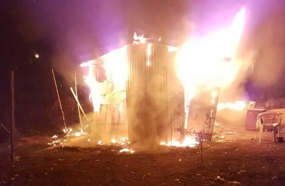 Fuerte incendio destruye una vivienda