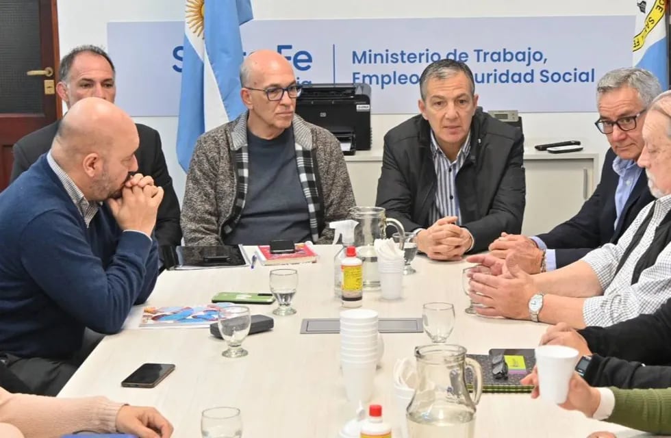 El ministro de Educación de Santa Fe, Víctor Debloc, y su par de Trabajo, Juan Manuel Pusieri, encabezaron la reunión paritaria docente del lunes 31 de julio de 2023.
