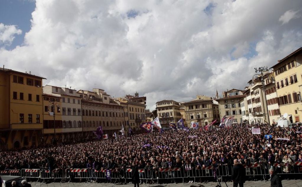 Fanáticos de la Fiorentina se hicieron presentes en la basílica de la Santa Cruz, ubicada en el centro de Florencia, para darle el último adiós a Davide Astori.. (AP Photo/Alessandra Tarantino)