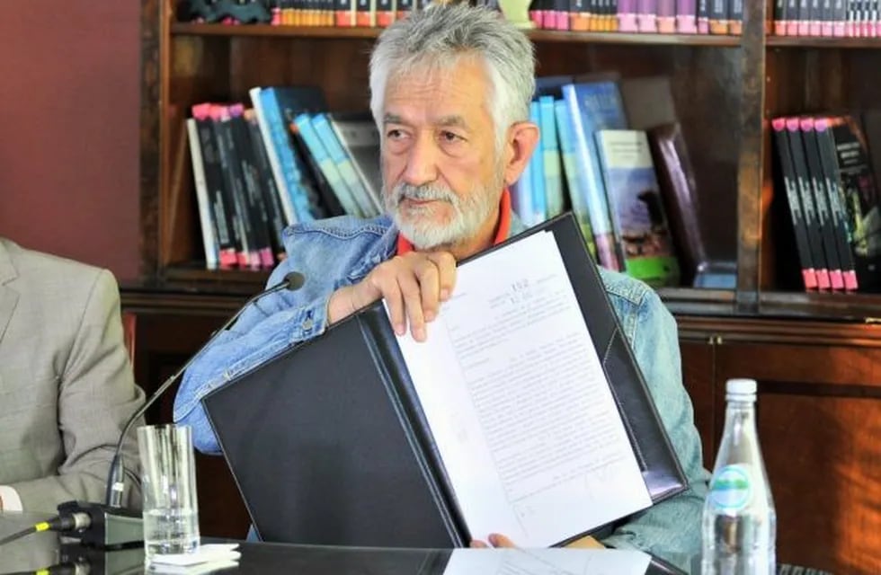 El gobernador Alberto Rodríguez Saá mostrando el decreto.