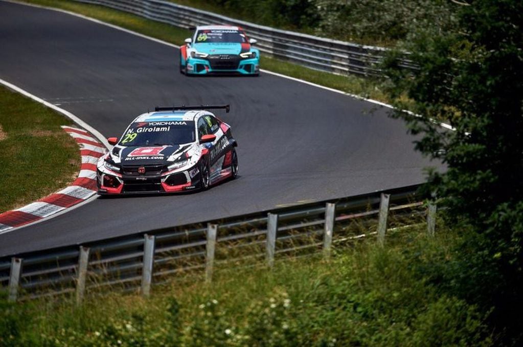 Bebu Girolami, en acción durante la quinta fecha de la WTCR, que se concretó en el difícil Nordschleife del Nürburgring.