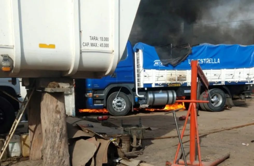 Explosión de un tanque de gas oil de un camion en Arroyito