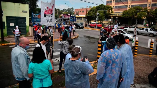 En la calle. Trabajadores de la salud se movilizaron ayer, en protesta, en algunos puntos de la ciudad de Córdoba. (Pedro Castillo)