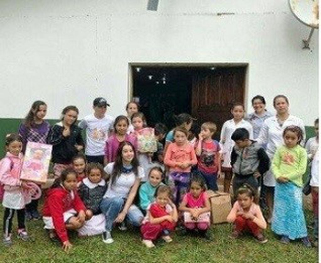 Los chicos de la Escuela Nº 600 de Irigoyen felices con los regalos de ropa y juguetes. (Irigoyen)