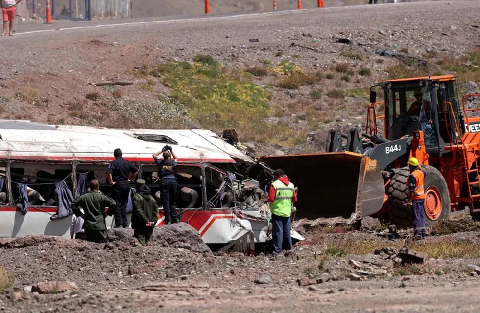 MENDOZA lAS cUEVAS aLTA MONTAÑA ACCIDENTE MICRO CHILENO QUE TRANSPORTABA JOVENES JUGADORES DEL CLUB COLO coLO  de lo boza accidente en la ruta 7 ruta de alta montaña que conecta Mendoza con Chile\r\nTRES MUERTOS Y VARIOS HERIDOS \r\n\r\nPolice officers and soldiers work at the scene after a bus carrying teenagers from a Chilean football school crashed into another bus on its way to Paraguay near Las Cuevas locality in the Argentine province of Mendoza, on February 2, 2018. \r\nAt least three youngsters from the Chilean Colo-Colo Lo Boza football school, who where heading to Paraguay to take part in a competition, died in the accident, police reported. / AFP PHOTO / Marcelo RUIZ mendoza  accidente de un micro chileno que desbarranco tragedia vial omnibus volco vuelco y cayo a un barranco chicos muertos del club de futbol infantil chileno colo colo
