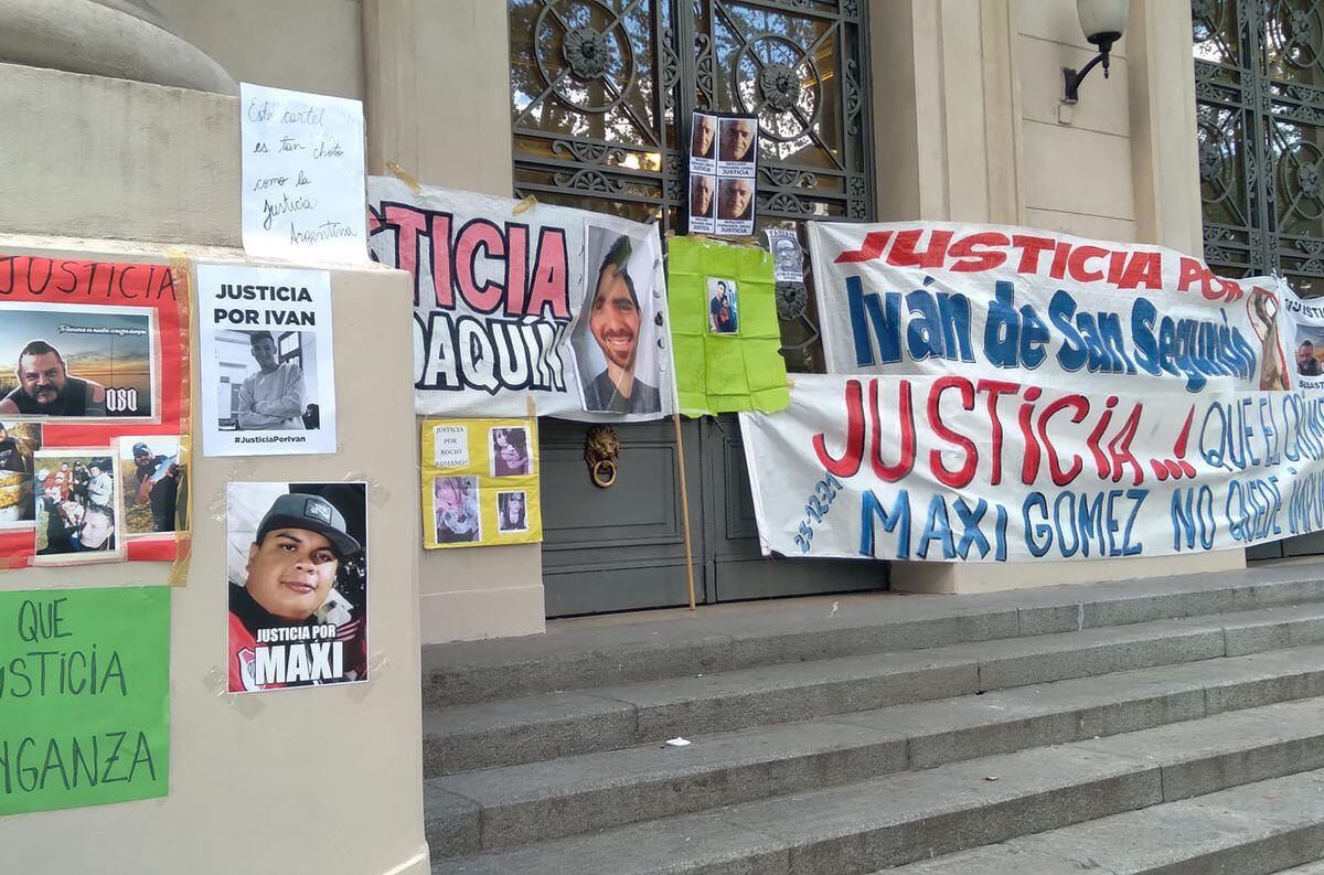 Familiares y allegados a las víctimas de la insegurisad en Rosario siguen frente a la Gobernación.