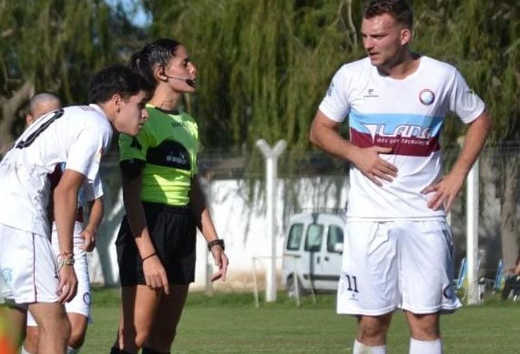 Fue durante un partido de fútbol de la liga tandilense y de la Unión Regional Deportiva fue arbitrado por Camila Romero Barsottini