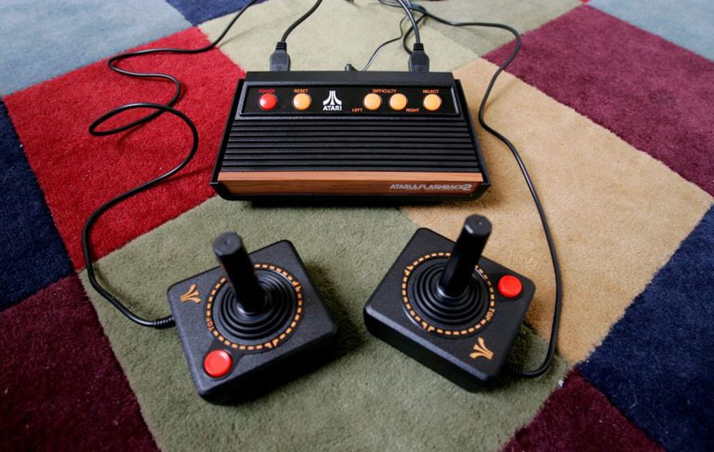 Dos consolas Atari que revolucionaron el mundo de los videojuegos en 1980 (AP/Paul Sakuma)