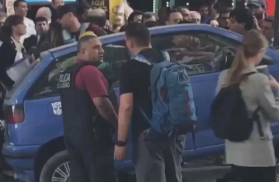 El hombre que se atrincheró para que no se llevaran su auto tuvo asesoramiento legal (Foto: captura video)