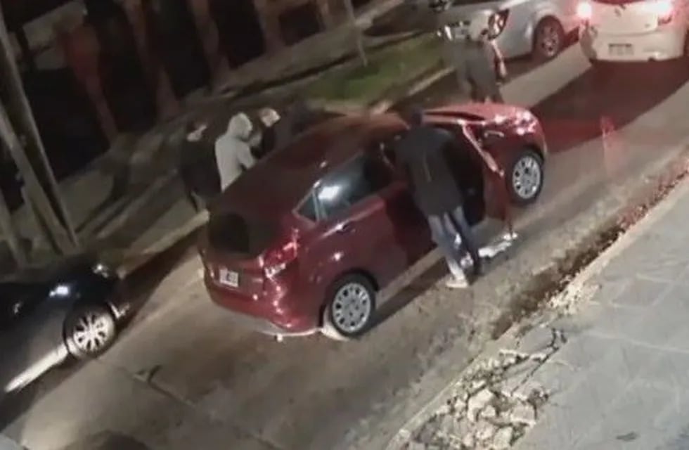 Siete ladrones le robaron el auto a una mujer en Lanús. Crédito: Captura video.