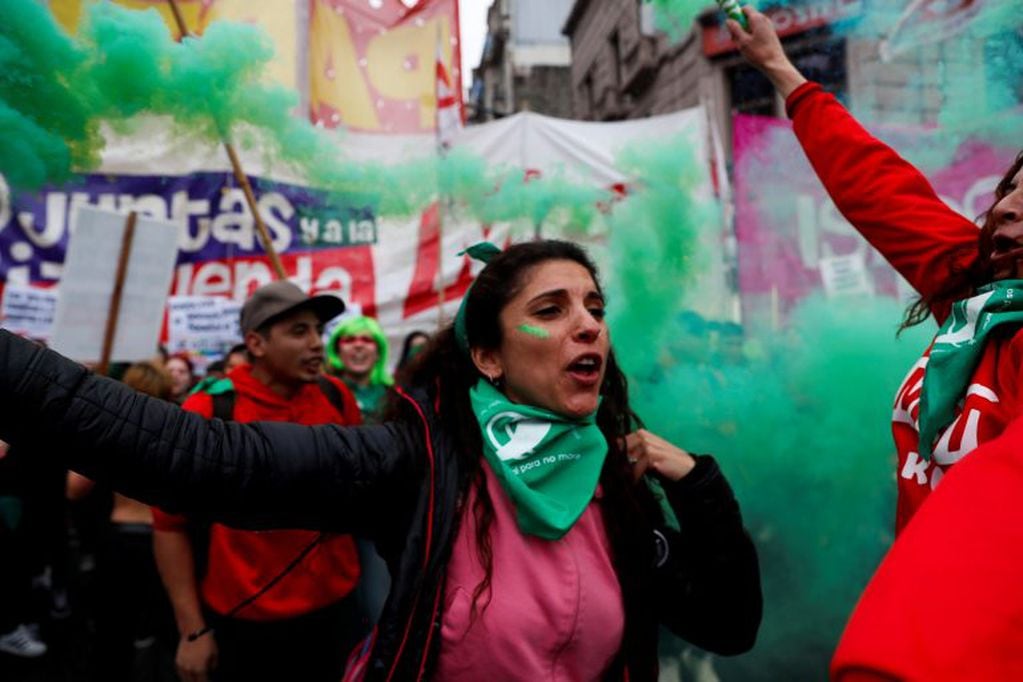 Centenares de personas a favor de la ley del aborto se manifiestan hoy, miércoles 08 de agosto de 2018, en el exterior del Senado en Buenos Aires (Argentina). 
EFE/David Fernández