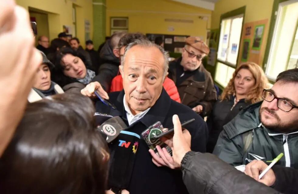 Adolfo Rodríguez Saa hablando con la prensa - elecciones 2019 San Luis