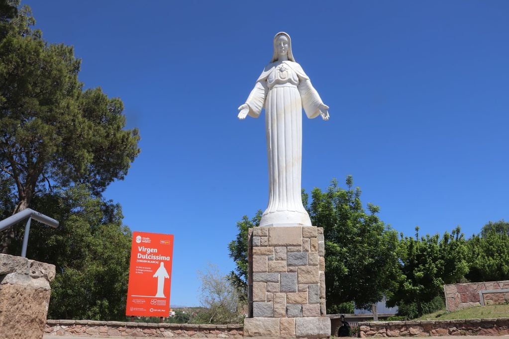 "Virgen Dulcísima" o también llamada "Virgen Blanca" en barrio La Quinta IV Sección de Villa Carlos Paz.