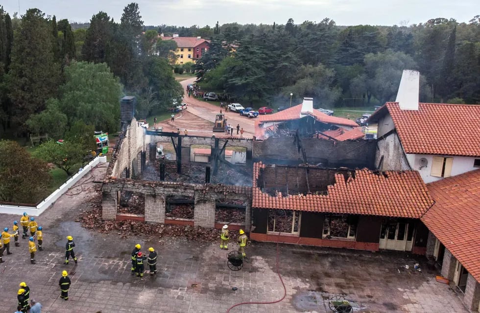 incendio
El Hotel 4 de la Unidad Turística Embalse se incendió este miércoles provocando importantes daños materiales en el lugar. El foco se concentró en el sector de cocinas y del comedor del establecimiento
nelson torres