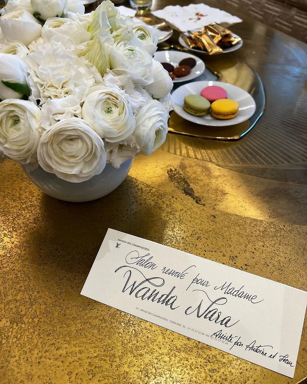 La mesa reservada para Wanda Nara en la casa central de Louis Vuitton en París.