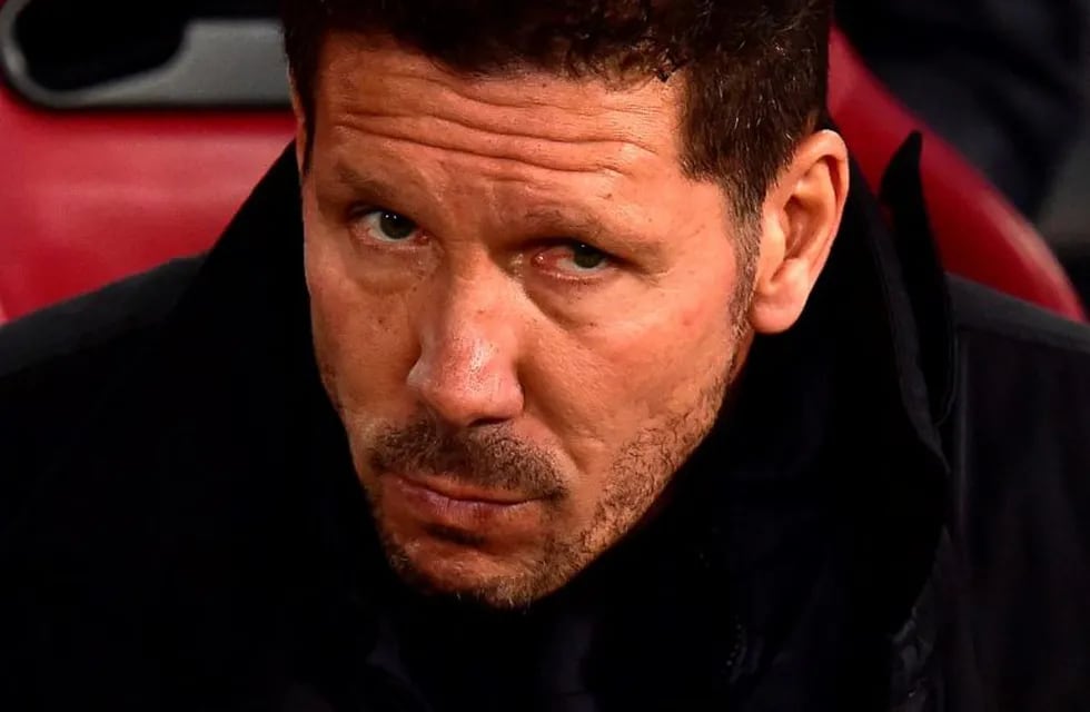 Atletico Madrid's Argentinian coach Diego Simeone looks on before the UEFA Champions League round of 16 second leg football match Club Atletico de Madrid vs Bayer Leverkusen at the Vicente Calderon stadium in Madrid on March 15, 2017. / AFP PHOTO / GERARD