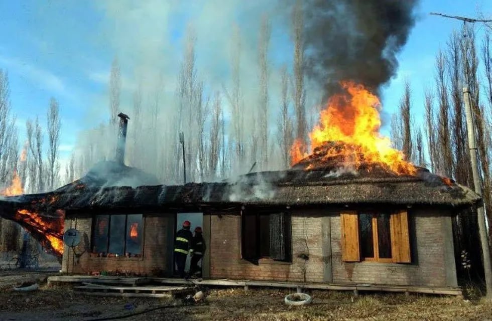 La vivienda tenía techo de paja por lo que las llamas se propagaron ru00e1pidamente