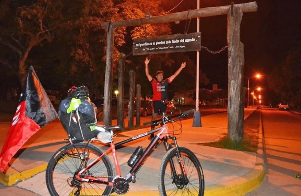Hincha sabalero viaja en bicicleta a Asunción para ver a Colón. (LT10)