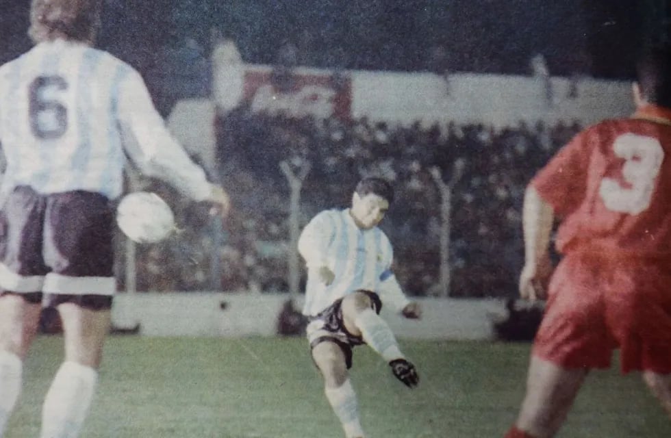 Diego Maradona jugando contra Marruecos en Salta.