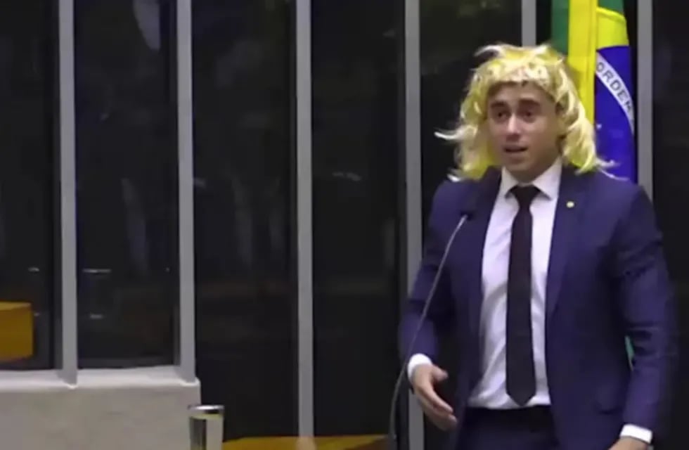 El diputado Nikolas Ferreira, al entrar al Congreso con una peluca rubia.