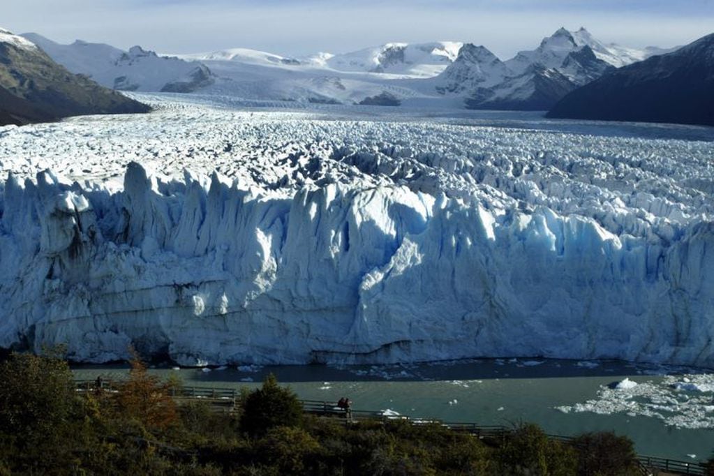 Los Glaciares se levantan imponentes sobre el Lago Argentino