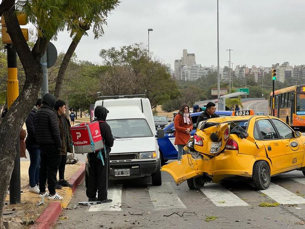 Un Fiat Siena impactó contra un taxi y el conductor huyó a pie.