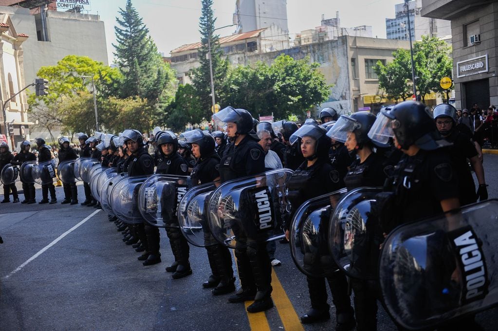 Las organizaciones deberán pagar el costo del operativo. Foto Federico Lopez Claro