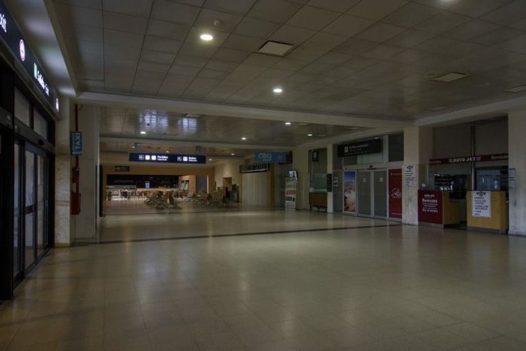 El aeropuerto de Bariloche está con guardias mínimas (Río Negro).