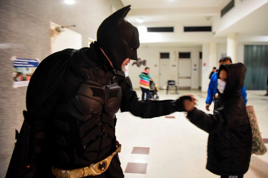 Batman, con niños en un hospital.