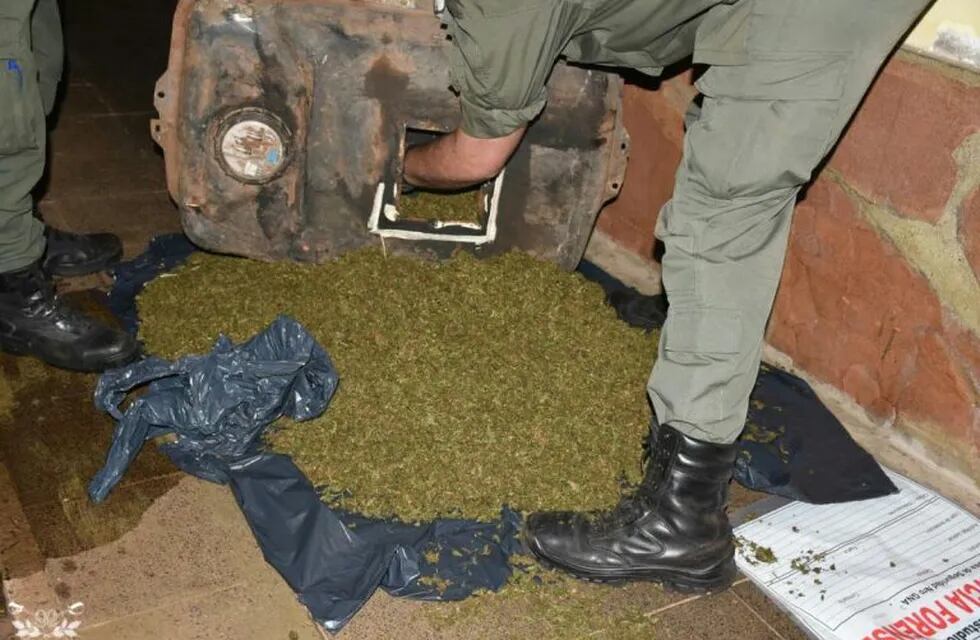 Encontraron 15 kilos de marihuana en el tanque de combustible de un auto.