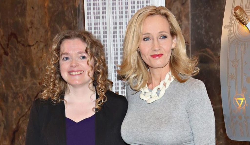 La exdirectora ejecutiva, Georgette Mulheir, junto a J. K. Rowling. (Foto:ElPais)