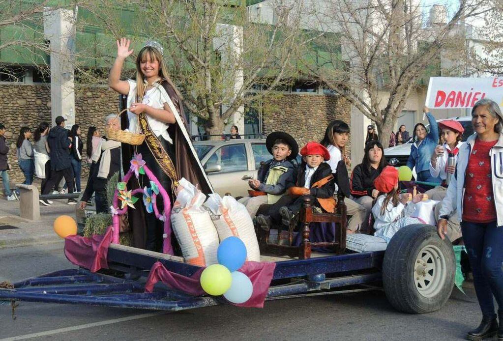 Los estudiantes realizaron un gran festejo en Malargüe y coronaron a su nueva reina: Julieta Priscila Rousseau.