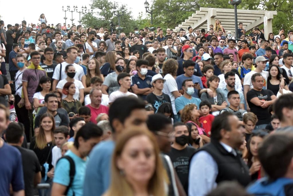 La gente, mayoría jóvenes, se agolpó desde temprano en las escalinatas del Coniferal, en el Parque Sarmiento (Facundo Luque).