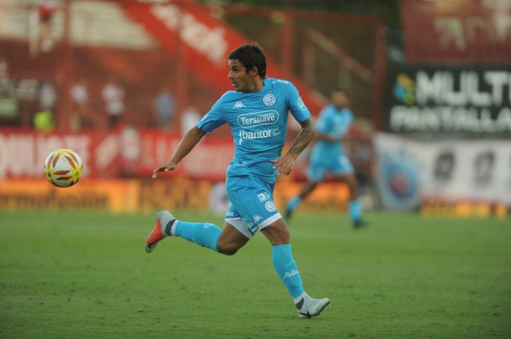 Belgrano juega ante Argentinos Juniors en la Superliga.