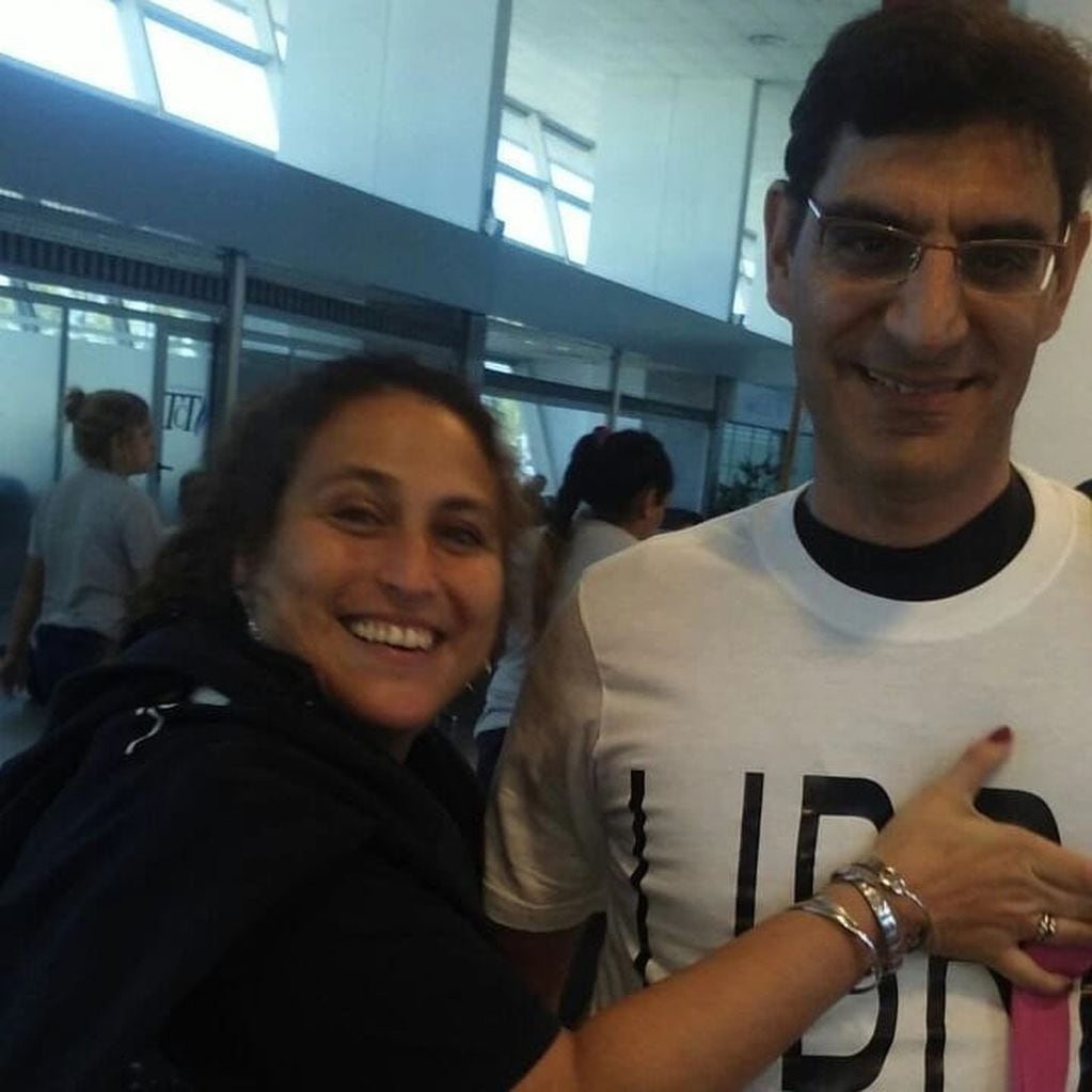 La pareja se separó en el aeropuerto, donde empezó el viaje de festejo de los 30 años de egresados.
