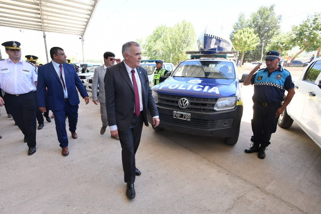 El gobernador recorre las instalaciones de la sede de la Policía Turística.