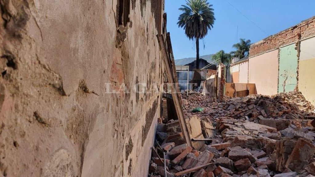 Denuncian la irregular demolición de una antigua casona que era patrimonio de Salta (La Gaceta)