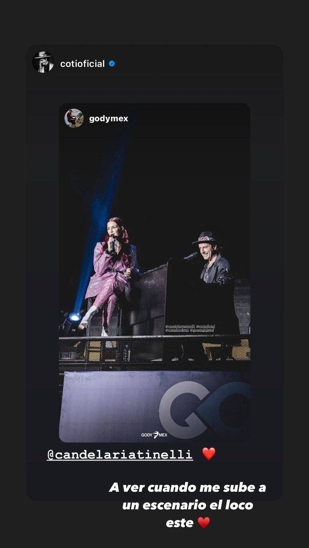 Coti compartió una foto con su novia durante un show en el Estadio Obras.