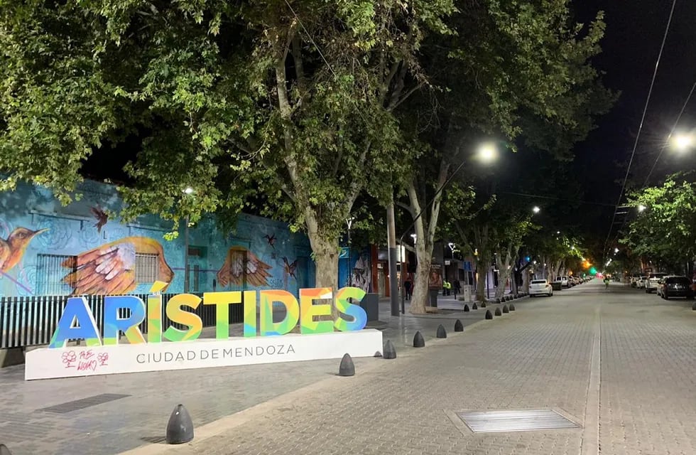 Inspectores de la Municipalidad de la Ciudad de Mendoza realizaron multas a varios bares y rstaurantes de calle Arítides por incumplir las normas restrictivas sanitarias. Gentileza MCM