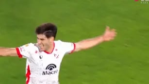 Gregorio Rodríguez festeja su gol, el tercero de Instituto ante Huracán