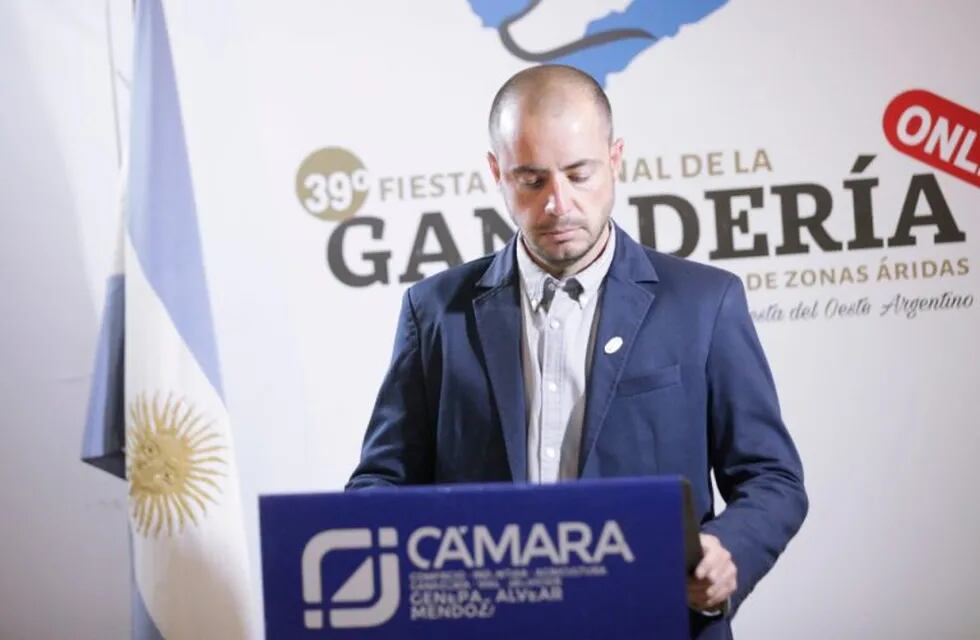 Andrés Vavrik durante el discurso en la Fiesta de la Ganadería en Alvear