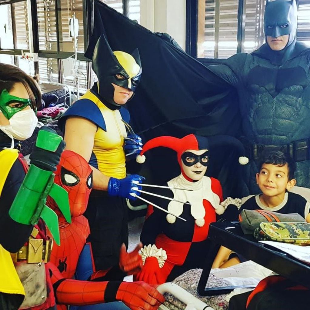Hoy se convierten en héroes. Batman y sus amigos acompañan a los chicos, reparten sonrisas y esperanzas.