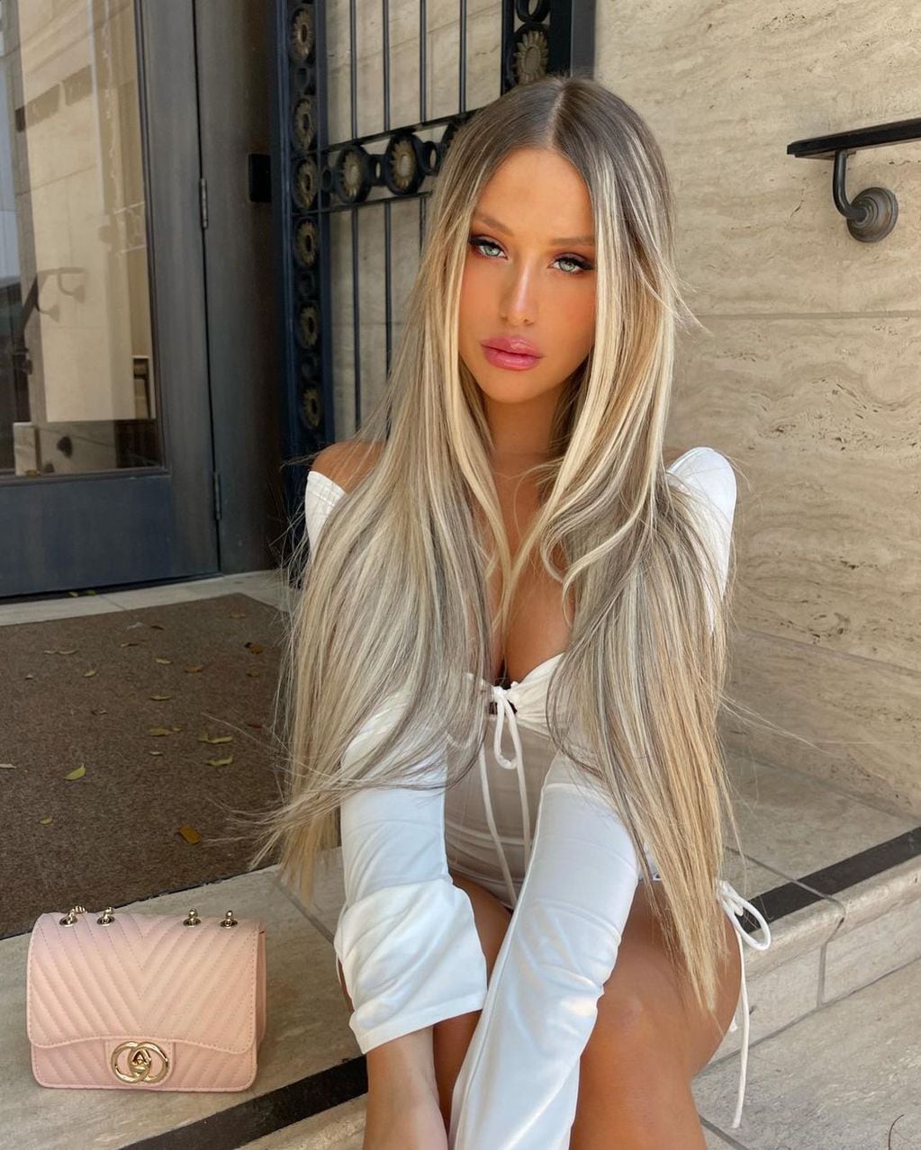 La influencer subió la temperatura en las redes sociales con su mini vestido blanco al cuerpo / Foto: Instagram
